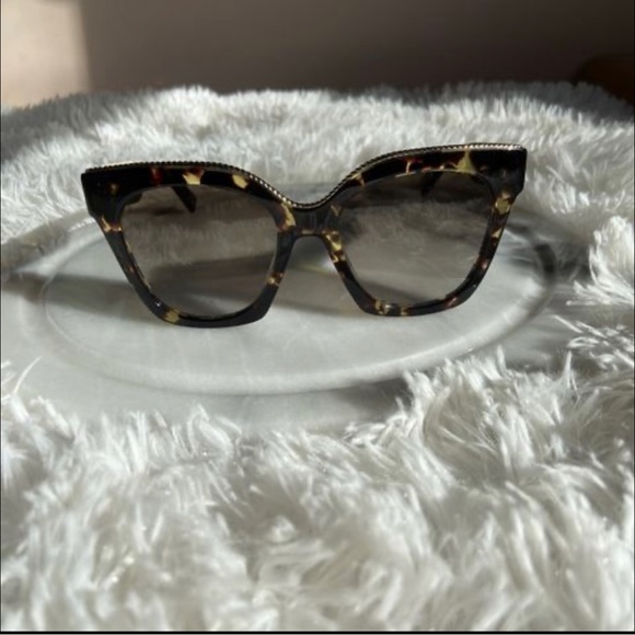 Like New Marc Jacobs Sunglasses, comes with the case. - Picture 2 of 4